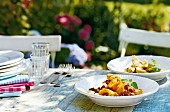 Pappardelle mit Hühnerbolognese auf Tisch im Freien