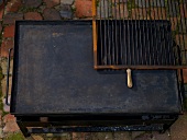 Large barbeque grill tray with grill rack