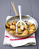 Küchenschätze, Bratkartoffeln mit Speck und Zwiebeln, Pfanne