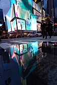 New York: Lichtspiegelung in Pfütze, Times Square