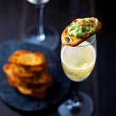 Dinner for Two, Ciabatta-Chips mit Avocadocreme