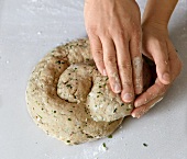 Brot,  Teigstrang zu einer Schnecke aufdrehen, Step 5