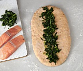 Brot, Spinat auf dem Teig verteilen, Step 2