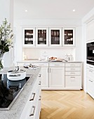 weiße Küche mit Küchenblock