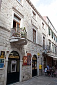 Kroatien: Dubrovnik, ¿iroka Ulica, Steinfassade, Fenster