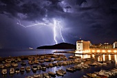 Kroatien: Dubrovnik, alter Hafen, Boote, abends, Gewitter