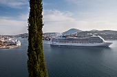 Kroatien: Dubrovnik, Hafen, Kreuz- fahrtschiff, blauer Himmel