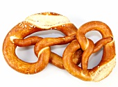 zwei Laugenbrezel. X 