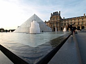 Paris: Pyramide des Louvre, Himmel blau, Touristen