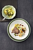Maultaschen mit Tafelspitz und Kartoffel-Algen-Salat
