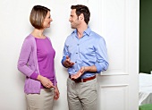 Körpersprache, Mann und Frau flirten, 45-Grad-Position