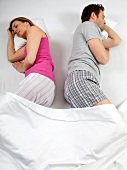 Körpersprache, Mann und Frau schlafen mit Distanz voneinander