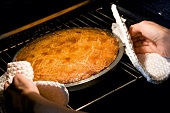 Kuchen, Grappakuchen Poitou wird aus dem Ofen geholt