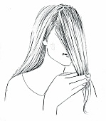Frau hält Haare vor dem Gesicht fest Step 1
