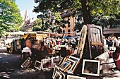 Szenerie eines Trödelmarktes, Bilder und Bilderrahmen