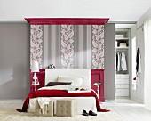 Schlafzimmer in Grau und Rot, Tapete mit Paisleymuster und Streifen hinter dem Bett