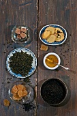 Verschiedene Zutaten für Tee mit Ing wer auf Tellern u. Schälchen