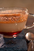 Crème Caramel und Tee in Glastasse