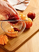Tortenglück, Orangenfilets aus Trennhäuten herausschneiden