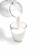 Food, Milch wird in ein Glas gegossen, Freisteller