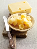 Raclette u. Fondue, Emmentaler Käse im Stück und gewürfelt