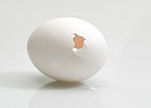 ein kaputtes weißes Ei