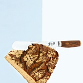 Brotmesser "Shun Premier Tim Mälzer" steckt in einem Brotlaib
