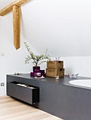 Eingebaute Designer-Badewanne mit Stauraum im Bad unterm Dach