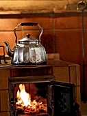Winterküche, Teekessel auf dem Herd, silber, antik