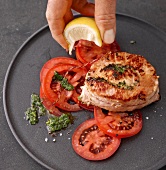 Fleisch, Schweinerücken mit Basilikum-Zimt-Pesto auf Tomaten