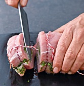 Fleisch, Schweinerücken in Scheiben schneiden, Step 3