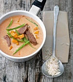 Fleisch, Lammfilets in Kürbis-Kokos-Suppe