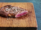 Kurzgebratenes, Steak, rare, blutig