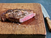 Kurzgebratenes, Steak, medium rare, in der Mitte noch blutig