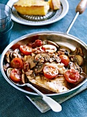 Kurzgebratenes, Putenschnitzel mit Champignon-Tomaten-Sauce