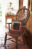 Kissen mit Webpelz, Fischgrät, auf Stuhl, braun, orange, blau