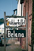Schilder für Hofverkauf von Belana Frühkartoffeln
