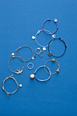 Zusammenstellung Armbänder, Ketten Glücksbringer, verschiedene, blau