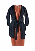 langer Cardigan zu braunem Lederkleid