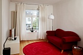 Wohnzimmer, Sofa, Teppich, rot, TV-Bank, Altbau