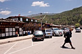 Bhutan, Mann geht über Strasse in Bu mthang
