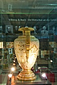 Saarland, Mettlach, Villeroy & Boch, Keramikmuseum, Vase, close-up