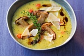20 Min. vegetarisch, PolentaPilz-Suppe in einer Schale