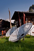 Bhutan, Haus mit TV Schüsseln in Bum thang