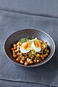 Chickpeas with garlic eggs
