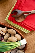 Zusammenstellung Gemüse in Schale Kartoffeln, Ingwer, Lauch