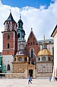 Polen: Krakau, Wawel, Königsschloss, Kirchtürme, Platz