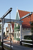 Amsterdam, Noord, Dorf Ransdorp, alte Kapitänshäuser, Zugbrücke