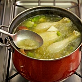 Kochkurs, Schaum von der Suppe abschöpfen, Step 2
