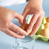 Kochkurs, Ei in der Mitte auseinanderbrechen, Step 1